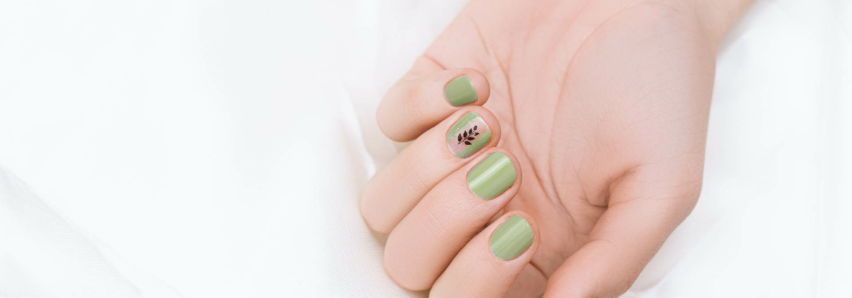 Scopri le tendenze del momento per le tue unghie! Colori autunnali come il verde kaki o oliva, a nuance più audaci o le unghie glowy.