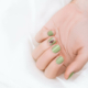 Scopri le tendenze del momento per le tue unghie! Colori autunnali come il verde kaki o oliva, a nuance più audaci o le unghie glowy.