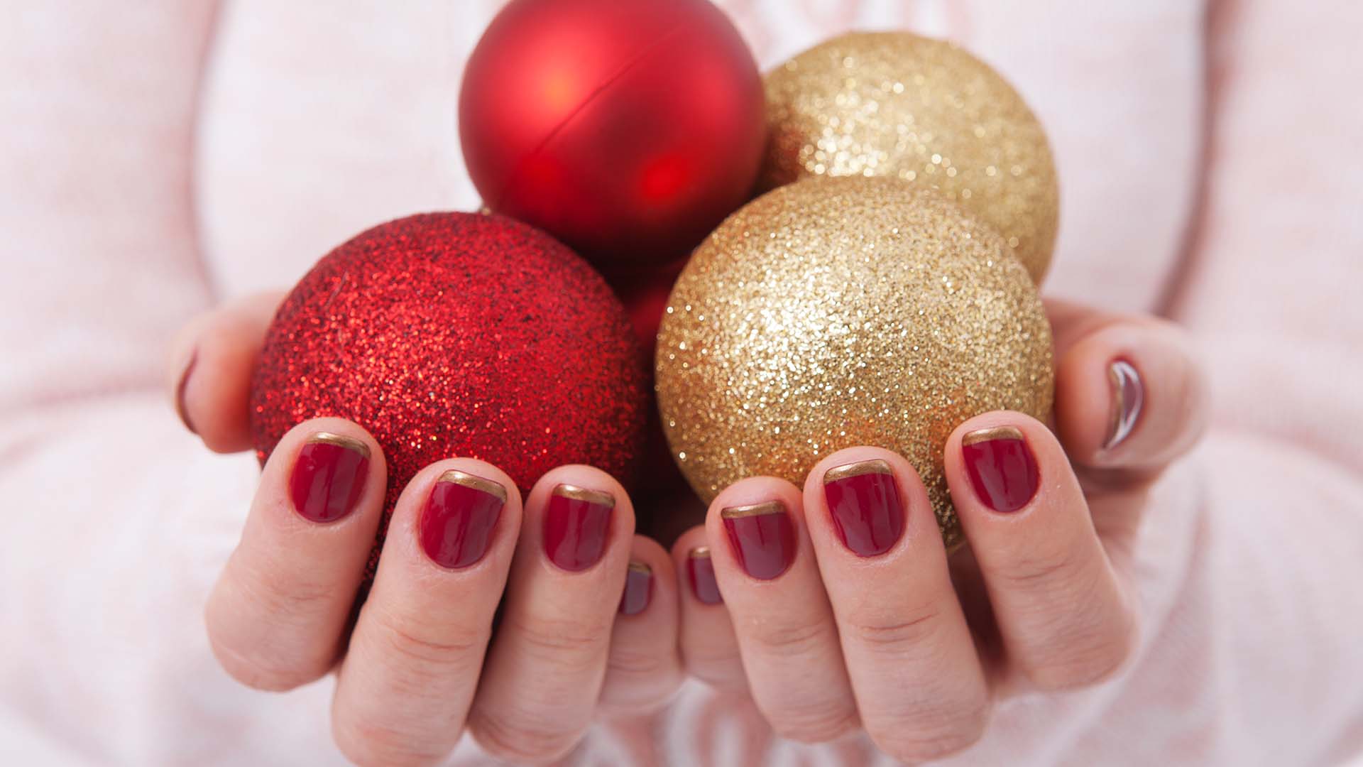 Le feste di Natale sono una buona occasione per sfoggiare unghie a tema natalizio. Qui potrai trovare l’ispirazione che cercavi per le feste.